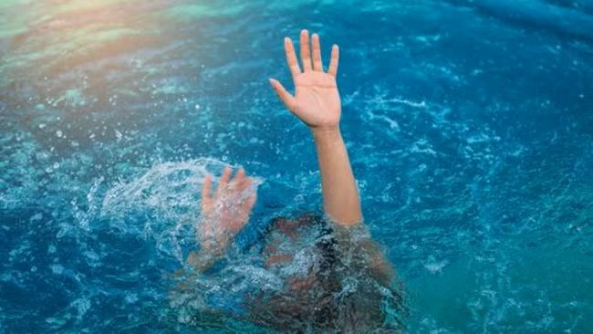 Tim kiem du khach bi song bien cuon troi o Binh Thuan