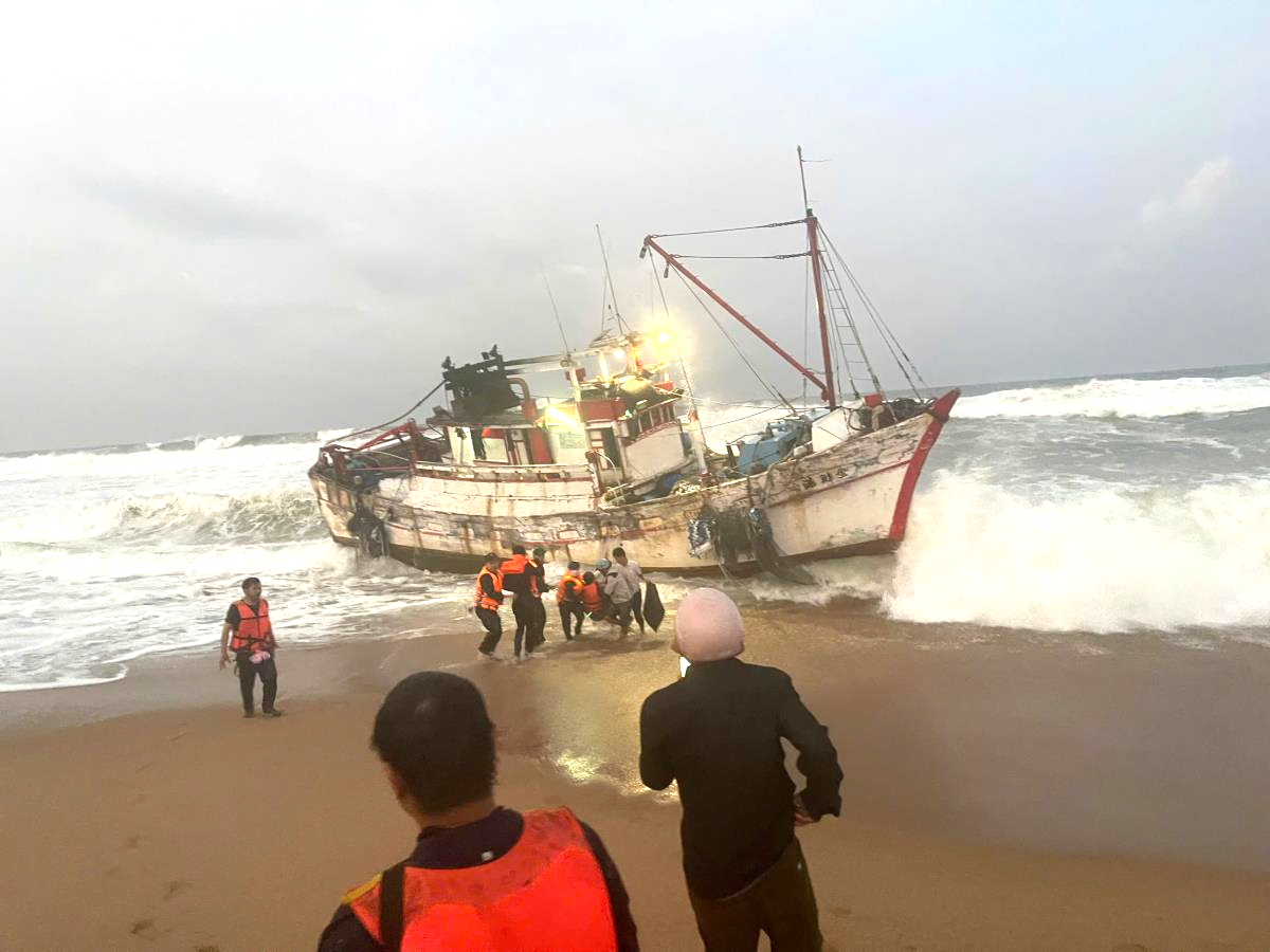 Tau ca nuoc ngoai hong may troi dat vao bo bien Phu Yen