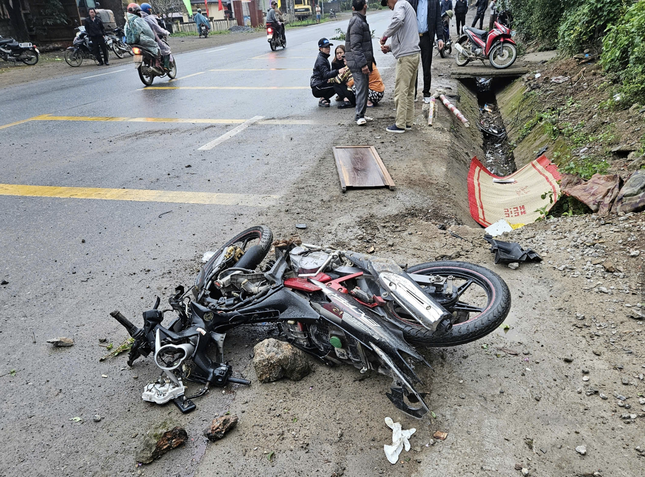 Xe máy va chạm ô tô, người đàn ông tử vong thương tâm Xe may va cham o to, nguoi dan ong tu vong thuong tam