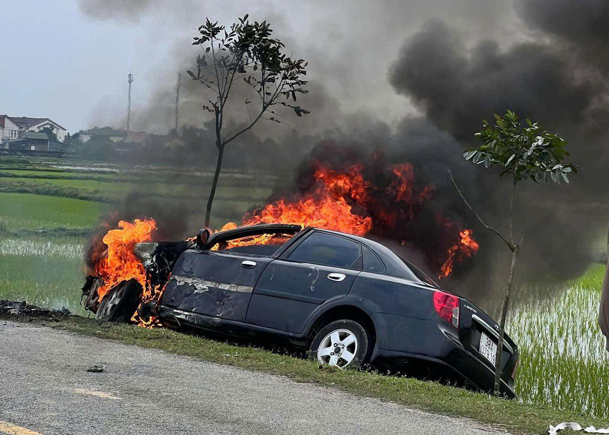 Xe ô tô con bất ngờ bốc cháy dữ dội ở Hà Tĩnh Xe o to con bat ngo boc chay du doi o Ha Tinh