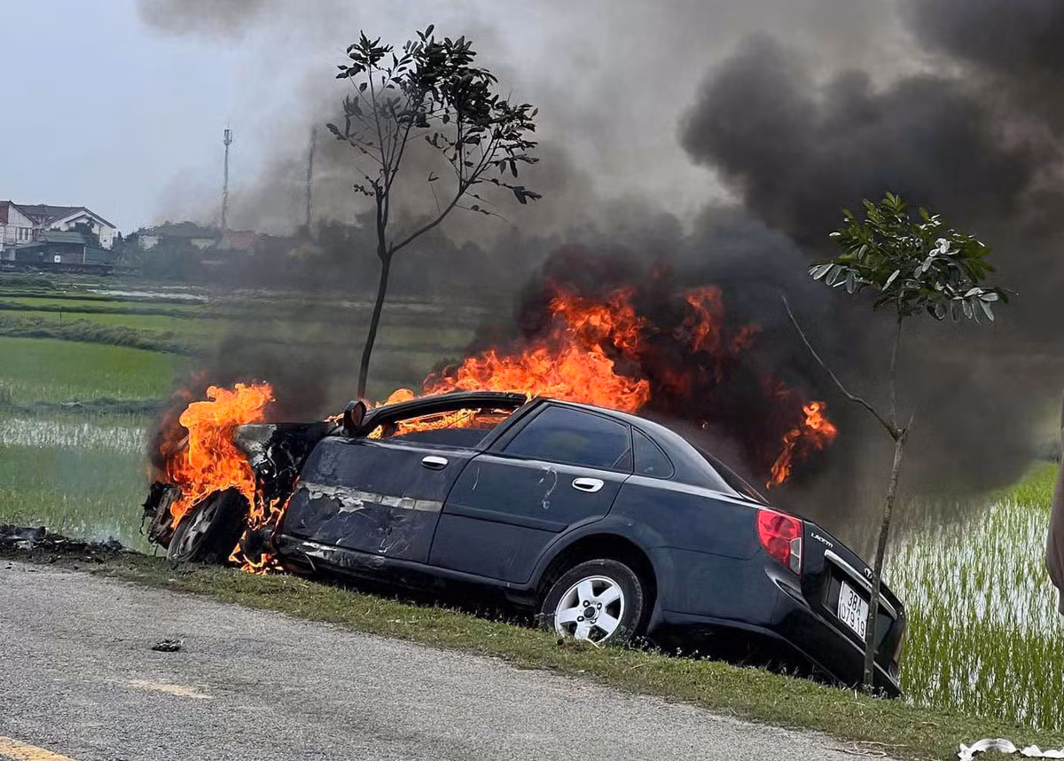 Xe o to con bat ngo boc chay du doi o Ha Tinh