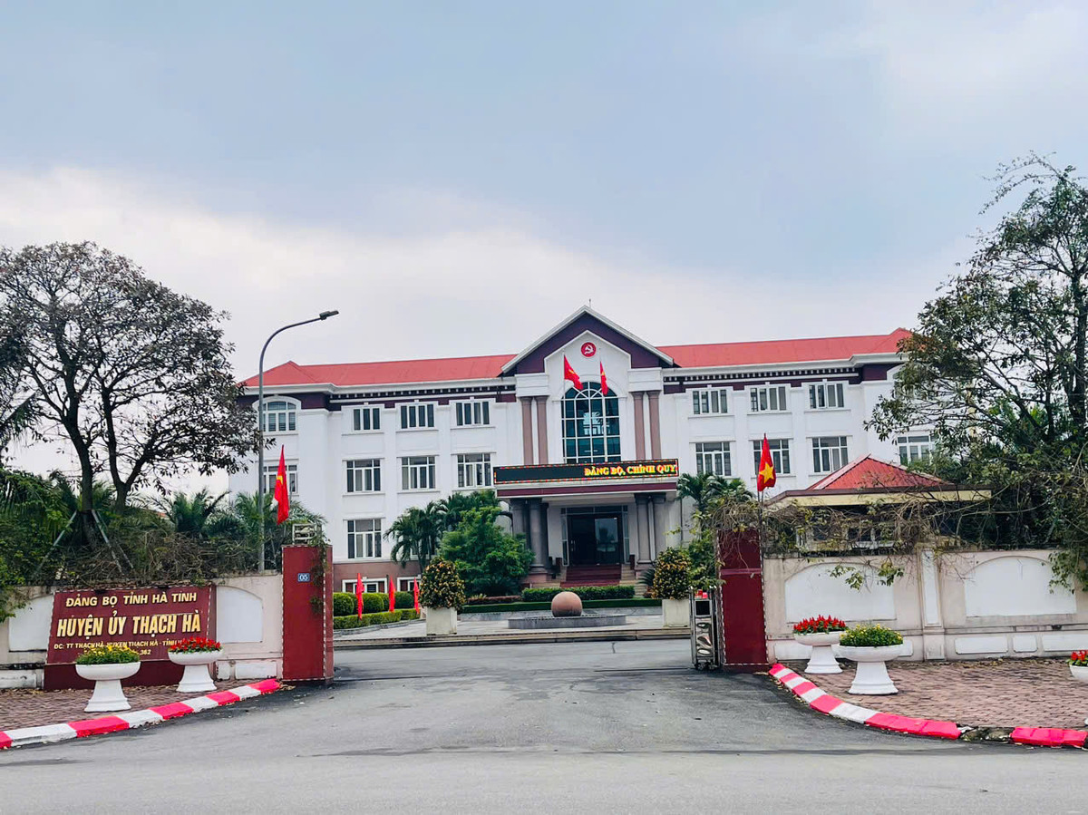 Ha Tinh: Xin nghi huu truoc tuoi, can bo Huyen uy duoc ho tro tien ty