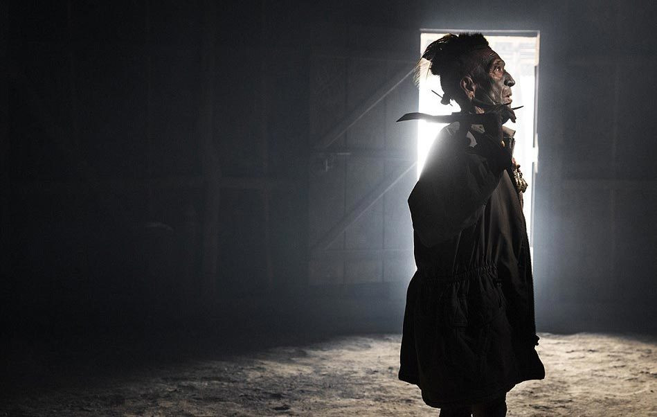 Nằm ở làng Longwa, rìa tỉnh Nagaland của Ấn Độ, nam giới bộ tộc Konyak Naga giết một kẻ thù và đem đầu của họ về được coi là nghi thức trưởng thành. Khi ấy, họ sẽ trở thành chiến binh thực thụ.