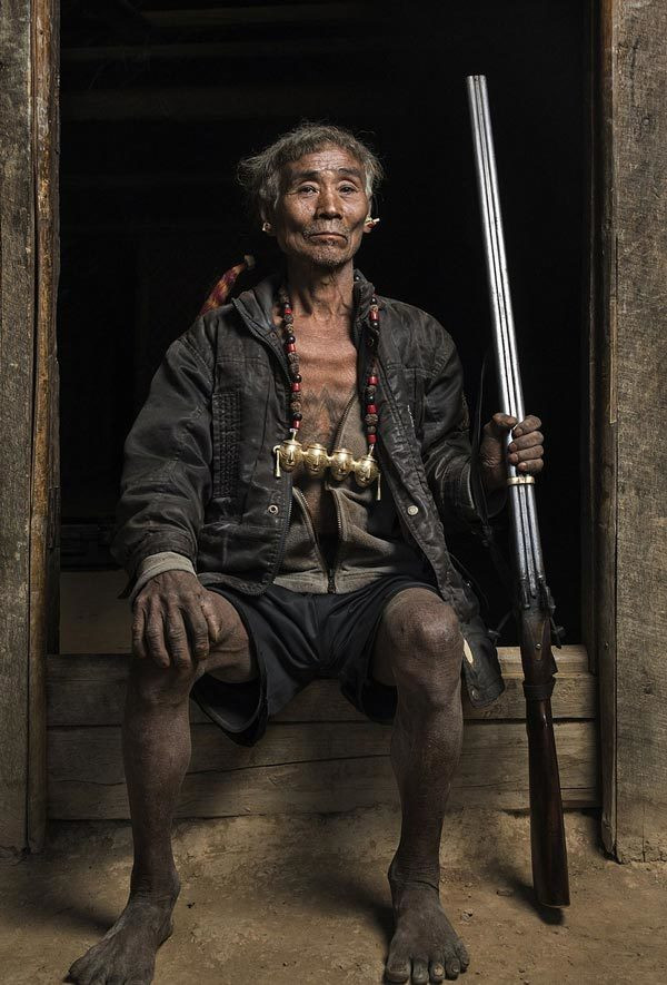 Khi chặt đầu kẻ thù, nam giới Konyak Naga sẽ có thêm một hình xăm trên mặt hoặc ngực. Nhiều chiến binh còn có những đồ trang sức đặc biệt để ám chỉ số lượng người họ đã giết hại.