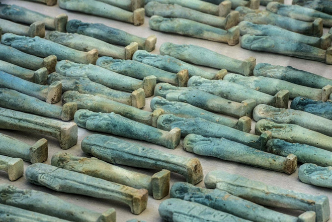 Đặc biệt, một số vị vua Ai Cập cổ đại chỉ viết ra một danh sách tên của những người hầu mà họ muốn mang theo sang thế giới bên kia.