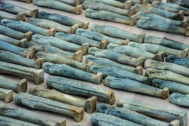 Đặc biệt, một số vị vua Ai Cập cổ đại chỉ viết ra một danh sách tên của những người hầu mà họ muốn mang theo sang thế giới bên kia.