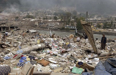 Theo thống kê, khoảng 75.000 người chết và gần 5,3 triệu người bị ảnh hưởng bởi trận động đất mạnh 7,6 độ richter trên.