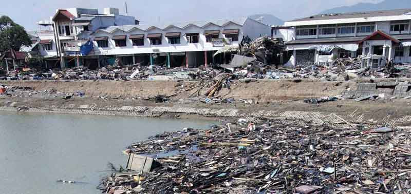 Vào ngày 26/12/2004, một trận động đất mạnh 9 độ richter ngoài khơi đảo Sumatra (Indonesia) tạo ra một cơn sóng thần khủng khiếp.