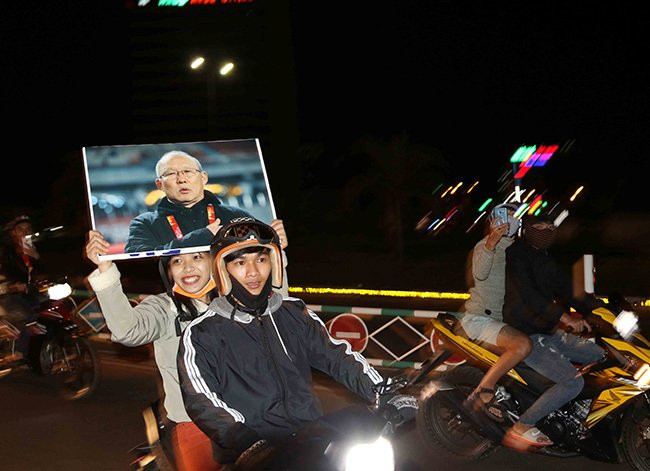 Thay Park va canh bac AFF Cup: Dam phan hop dong voi VFF!