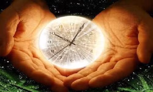 Trái với suy nghĩ của nhiều cư dân mạng, chủ nhân của bức ảnh - Stuart Humphrys lại không tin đó là người du hành thời gian. Humphrys cho hay có thể người đàn ông kì lạ trong bức ảnh chụp năm 1943 của mình dường như đang cuộn một điếu xì gà chứ không phải là sử dụng điện thoại di động.