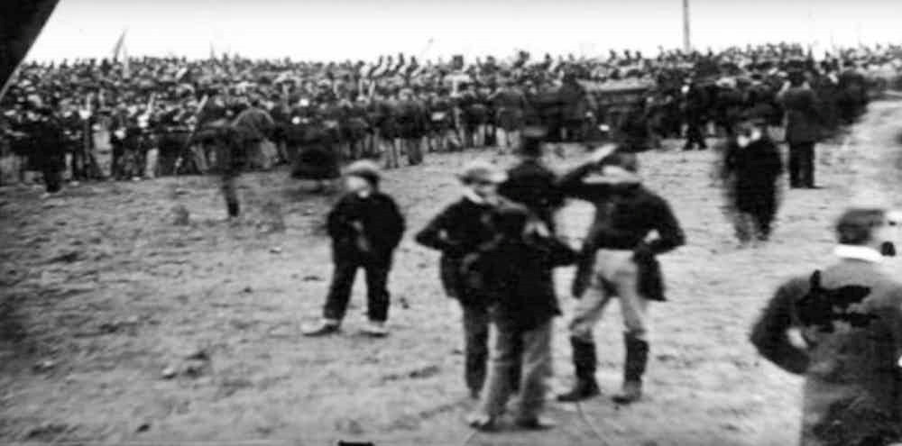 Ông Andrew Basiago tuyên bố đã có chuyến du hành thời gian. Sống vào những năm 1970, ông Basiago đã ngược thời gian trở về quá khứ và có mặt ở Gettysburg năm 1863. Ông Basiago cho hay đứa trẻ trong bức ảnh chụp tại Gettysburg năm 1863 chính là ông.