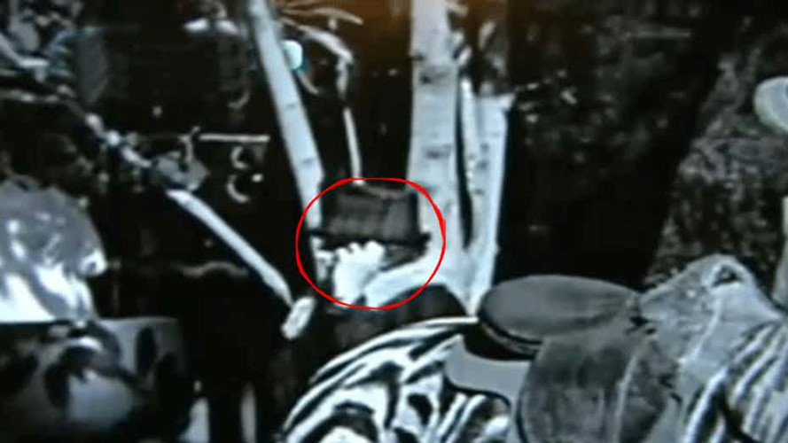 Trong bộ phim nổi tiếng "The Circus" của Charlie Chaplin năm 1928, hình ảnh một người phụ nữ (khoanh tròn màu đỏ) lọt vào khung hình với hành động kỳ lạ giống như đang sử dụng điện thoại di động.