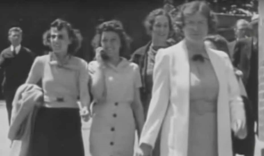 Đến năm 1938, một đoạn video thực hiện tại Massachusettsas (Mỹ) quay được hình ảnh một phụ nữ có hành động vừa cười nói vừa cầm trên tay một vật giống điện thoại di động.