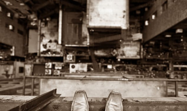 Một số khách thuê phòng tại khách sạn Cecil lại chọn lựa cách giải thoát bản thân bằng cách nhảy từ tầng cao xuống đất. Ví dụ như vào năm 1937, Grace E. Magro nhảy từ tầng 9 khách sạn Cecil xuống đất và tử vong.