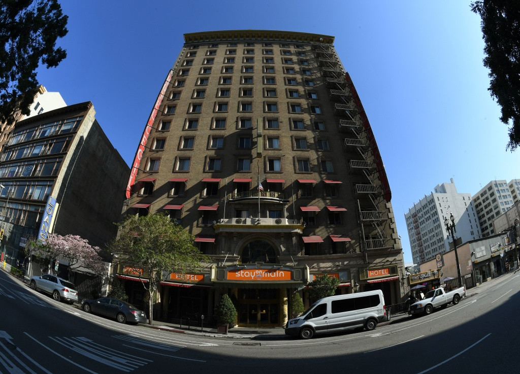 Do vậy, nhiều người tin rằng, các phòng trong khách sạn Cecil đều bị ma ám. Nhiều câu chuyện ly kỳ, rùng rợn về nơi này đã hấp dẫn không ít du khách đến đây thuê phòng để trải nghiệm một đêm ở nơi được cho là khách sạn "ma ám" đáng sợ trên thế giới.