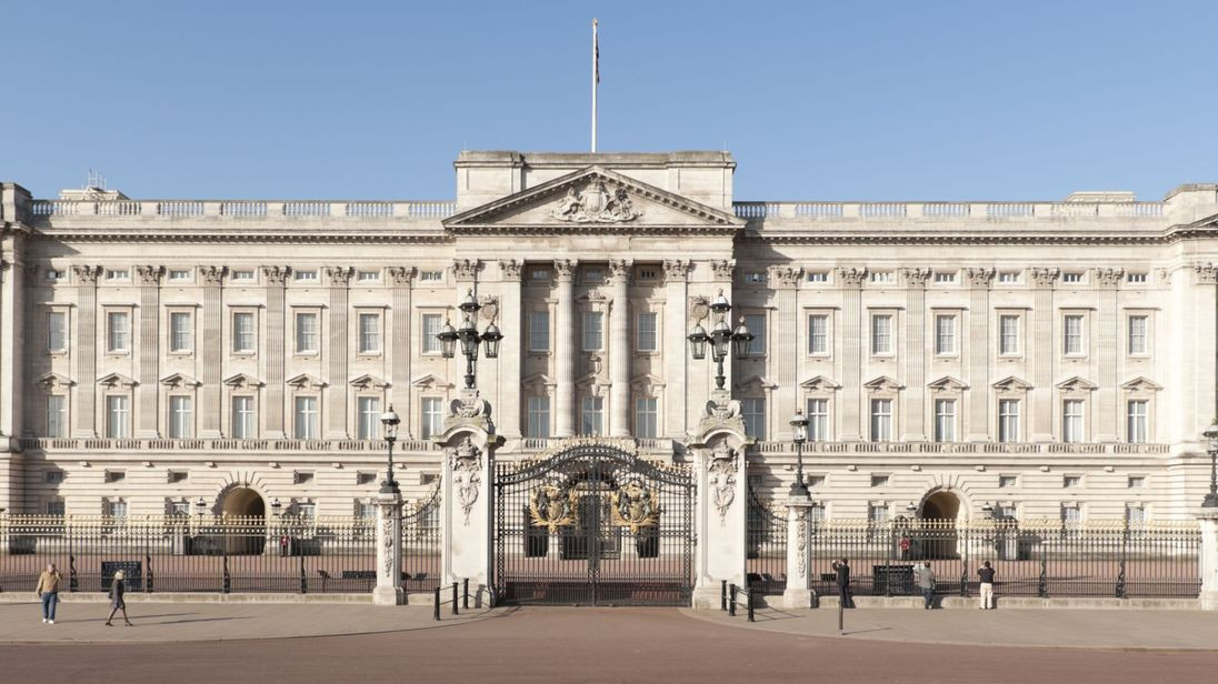 Theo các tài liệu, "Nhóc Jones" lẻn vào cung điện của Nữ hoàng để lấy trộm bánh mỳ. Thậm chí, tên trộm nhỏ tuổi còn cả gan lấy trộm quần lót của Nữ hoàng Victoria.