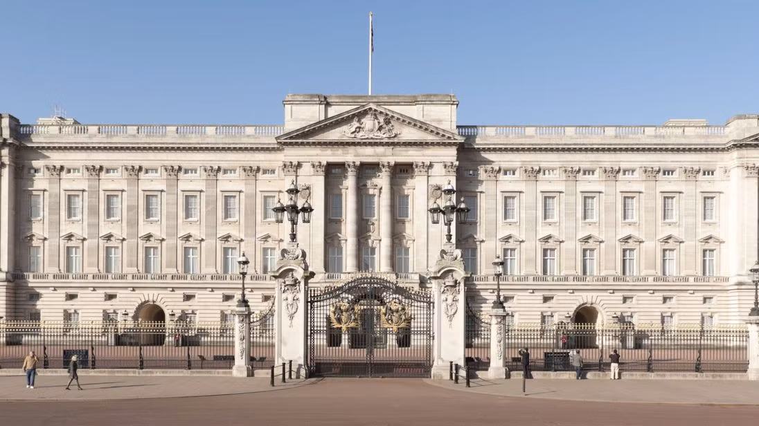 Theo các tài liệu, "Nhóc Jones" lẻn vào cung điện của Nữ hoàng để lấy trộm bánh mỳ. Thậm chí, tên trộm nhỏ tuổi còn cả gan lấy trộm quần lót của Nữ hoàng Victoria.