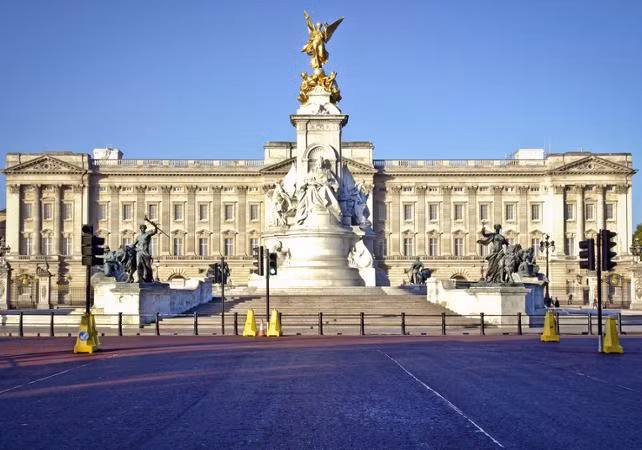 Sau khi bị bắt đột nhập vào cung điện Buckingham lần thứ nhất, chính phủ Anh đày "Nhóc Jones" sang Brazil.