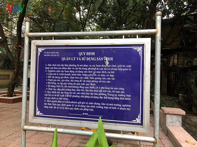 Việc quản lý trật tự, nề nếp ở những sân chơi này thường do cán bộ dân phố quản lý.