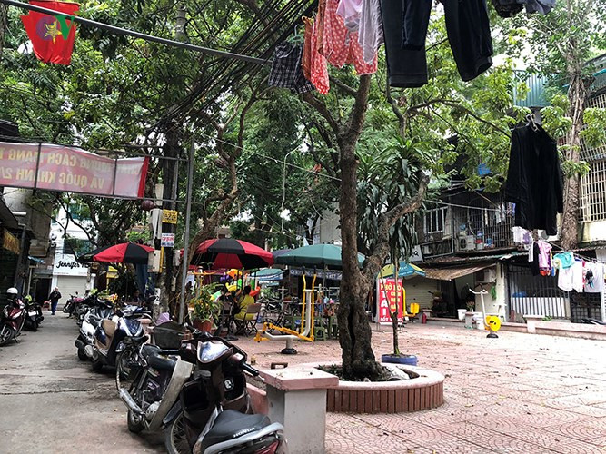 Tại nhiều khu tập thề tình trạng sân chơi, tập thể dục còn bị biến thành sân phơi quần, áo có ở nhiều nơi như ở sân chơi phía cầu thang nhà B8 Kim Liên là một ví dụ.