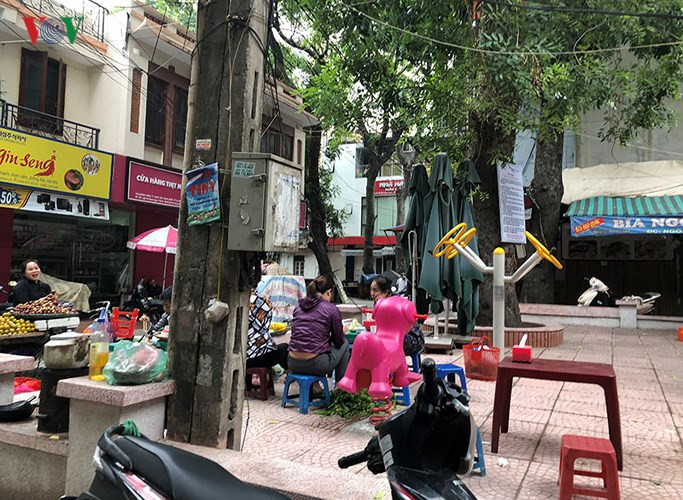 Thậm chí nơi đặc các dụng cụ thể dục ngoài trời để người dân tập thể dục cũng bị lấn bán quà sáng.