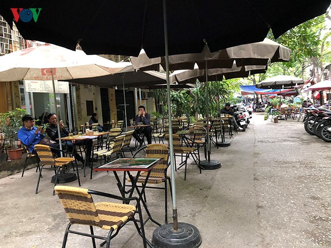 Tại khu tập thể Trung Tự đường đi, sân chơi nhà C2, B6. bị thu hẹp... quán cà phê mở bán dựng ô, bàn ghế bày la liệt.