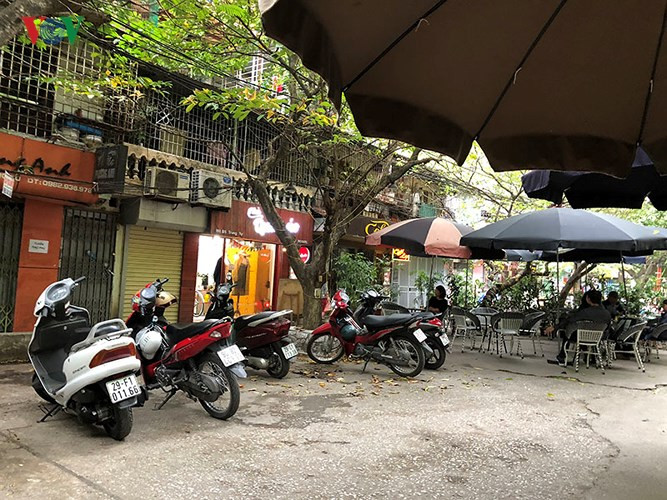 Thế nhưng tới các khu tập thể cũ như: Trung Tự, Kim Liên (quận Đống Đa), Nguyễn Công Trứ (quận Hai Bà Trưng)... có thể dễ dàng nhận thấy sân chơi không còn đúng chức năng nữa.