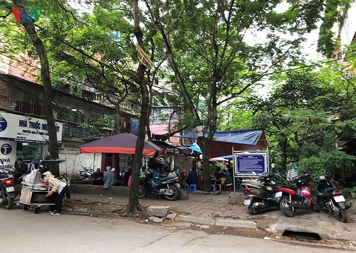 Tuy nhiên, các hành vi lấn chiếm gây mất mỹ quan trên vẫn ngang nhiên tồn tại đã lâu khiến người dân bức xúc về trách nhiệm quản lý của phường sở tại.