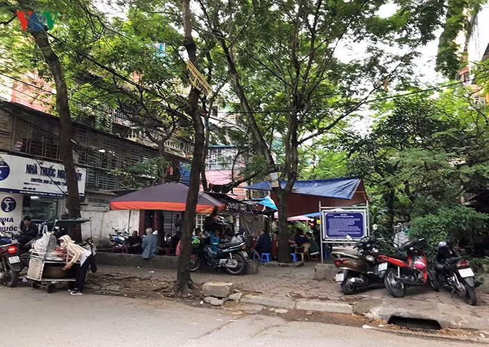 Tuy nhiên, các hành vi lấn chiếm gây mất mỹ quan trên vẫn ngang nhiên tồn tại đã lâu khiến người dân bức xúc về trách nhiệm quản lý của phường sở tại.