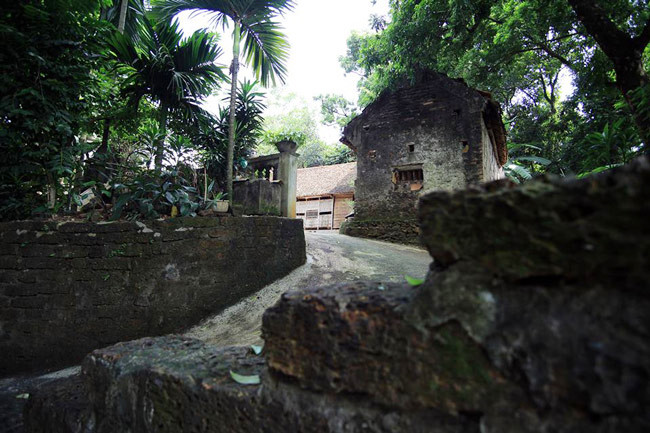 Theo các cụ cao niên trong làng, căn nhà được dựng trên thế đất cưỡi sờn, vờn mây. “Những ngày mây mù, nhìn từ xa ngôi nhà như quyện vào trong mây chiều."