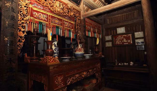 Căn nhà thuộc quyền sở hữu của ông Nguyễn Đình Do, 87 tuổi thuộc xã Tiên Phương (Chương Mỹ - Hà Nội). Ông Do là đời thứ 4 nối dõi và sử dụng căn nhà mà tổ tiên để lại.