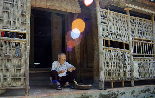 Liếp che ngoài chức năng che nắng, mưa còn có tác dụng như một bức tường che để để đồ dùng hàng ngày.