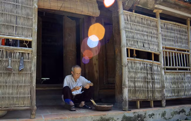 Liếp che ngoài chức năng che nắng, mưa còn có tác dụng như một bức tường che để để đồ dùng hàng ngày.