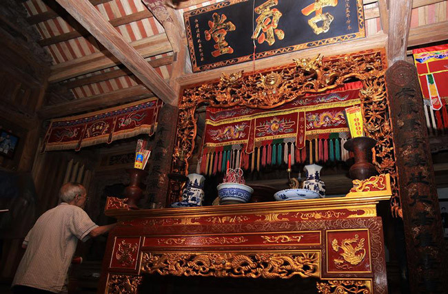 Ngoài ghi lại năm xây dựng, đôi hoành phi với câu đối cổ: Nhất mạch, thiệu bồi, nghĩa chí, nhân cơ, truyền thế bảo - Với ngụ ý ngôi nhà xây dựng lên để truyền lại cho đời đời con cháu sau này. Câu đối thứ 2 với nguyên tác: Thiên thu, hưởng tự, giản tần, hoàng thủy, viễn muôn nhan - Tạm dịch là: Người có bát cơm rau thành tâm cho tiên tổ sẽ sống thiên thu như dòng nước chảy.