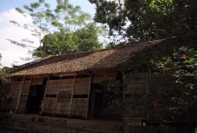 Niên đại của căn nhà cổ đã ở vào ngưỡng 250 năm, trải qua 4 thế hệ, nhưng vẫn giữ được nét cổ kính. Điều thú vị ở căn nhà là nằm trên đỉnh của ngọn núi thuộc huyện Chương Mỹ - Hà Nội. Năm nào cũng có các đoàn làm phim về xin chủ nhân ngôi nhà để dựng cảnh phim.