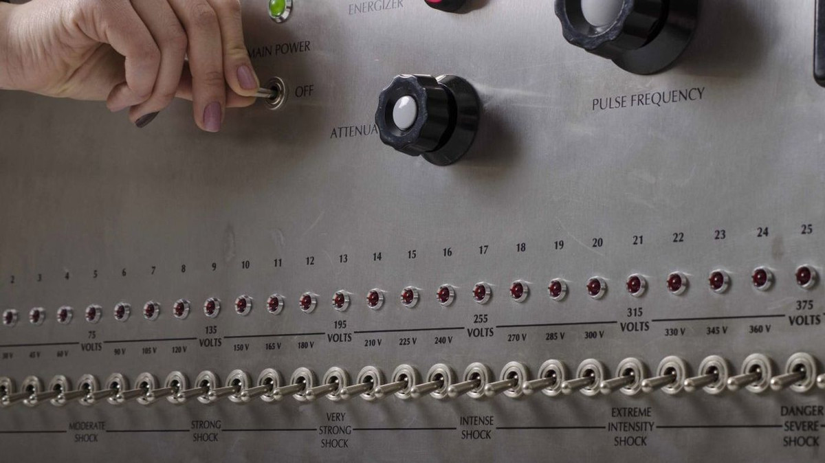 Thí nghiệm Milgram bị dư luận chỉ trích là phi đạo đức vì đã khiến người tham gia thí nghiệm bị tổn thương tâm lý nặng nề.