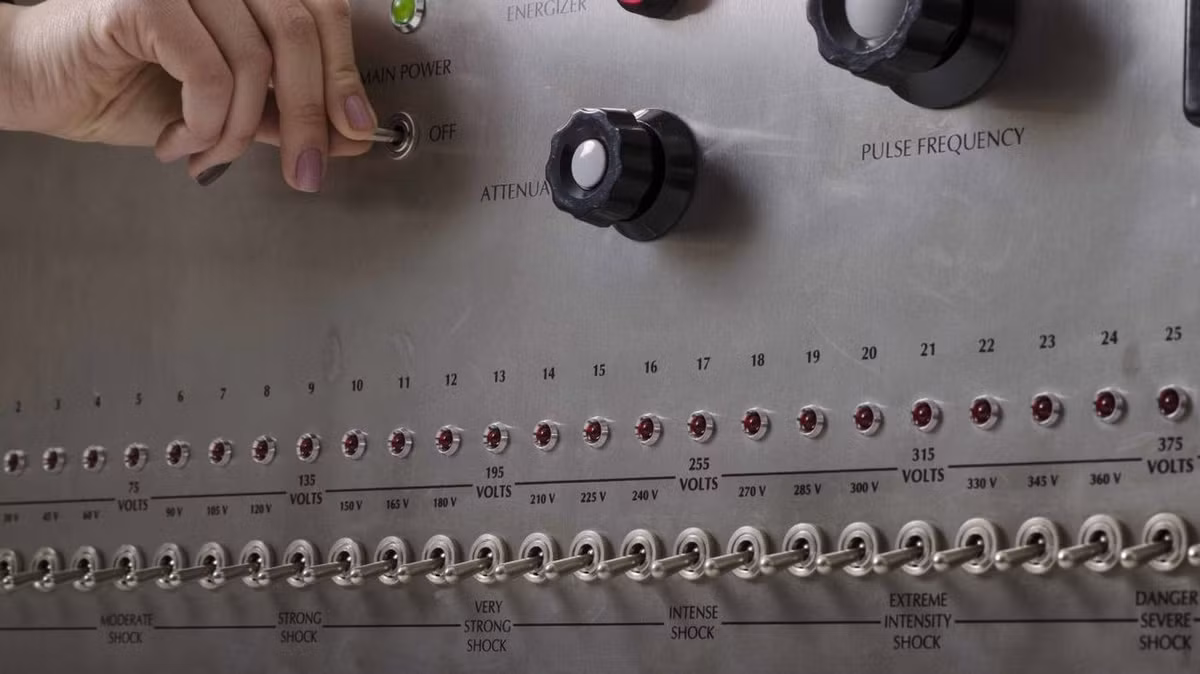 Thí nghiệm Milgram bị dư luận chỉ trích là phi đạo đức vì đã khiến người tham gia thí nghiệm bị tổn thương tâm lý nặng nề.