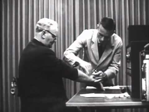 Sau khi hoàn thành thí nghiệm, ông Milgram và các cộng sự rút ra kết luận dưới áp lực của mệnh lệnh từ cấp trên quyền lực và khi biết không phải chịu bất cứ trách nhiệm nào, con người có thể thực hiện những hành động độc ác, gây ảnh hưởng nghiêm trọng đến sức khỏe và tính mạng người khác dù biết rằng những việc làm đó trái với đạo đức, lương tâm.