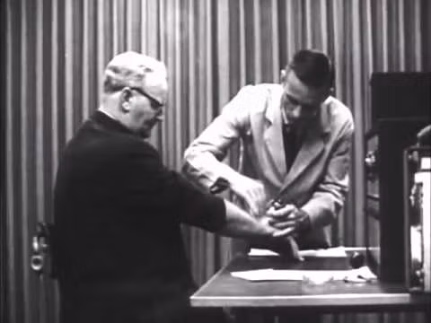 Sau khi hoàn thành thí nghiệm, ông Milgram và các cộng sự rút ra kết luận dưới áp lực của mệnh lệnh từ cấp trên quyền lực và khi biết không phải chịu bất cứ trách nhiệm nào, con người có thể thực hiện những hành động độc ác, gây ảnh hưởng nghiêm trọng đến sức khỏe và tính mạng người khác dù biết rằng những việc làm đó trái với đạo đức, lương tâm.