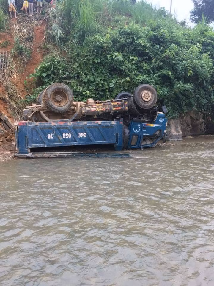 Son La: Xe tai mat phanh lao vut xuong suoi, nam ngua bung-Hinh-2