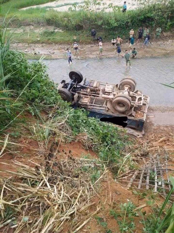 Son La: Xe tai mat phanh lao vut xuong suoi, nam ngua bung-Hinh-4