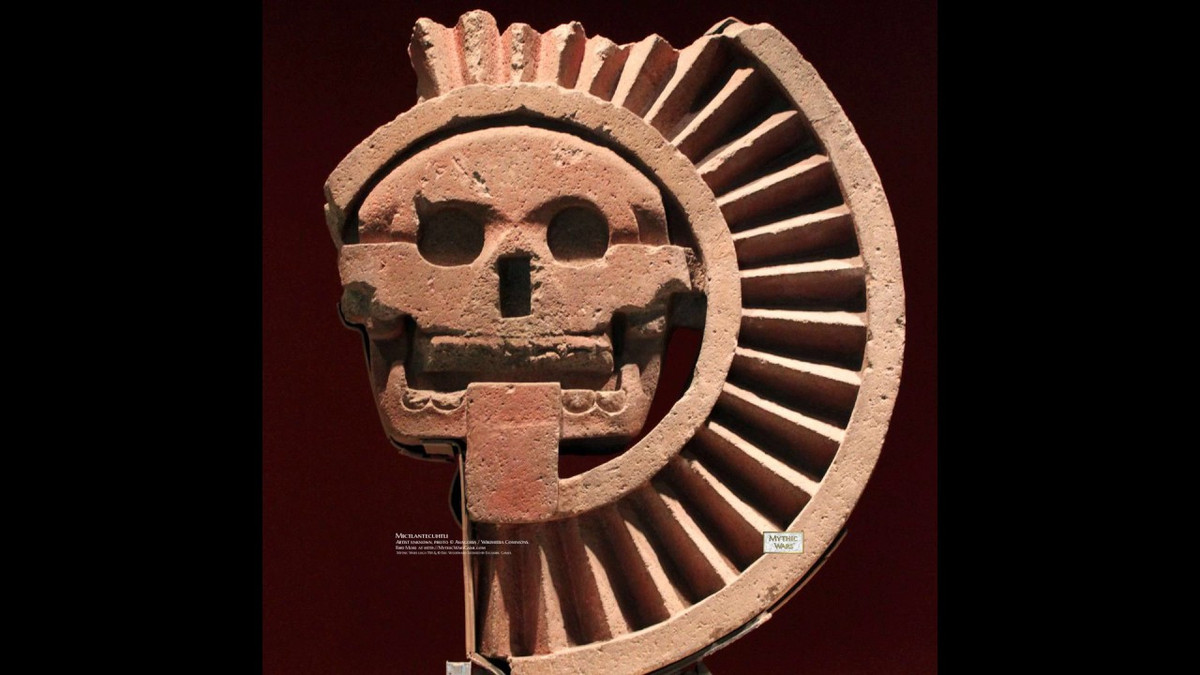 Thần Mictlantecuhtli thường được mô tả đeo một chiếc vòng cổ làm bằng mắt người.