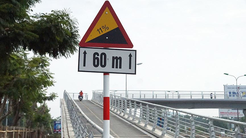 Lối lên xuống dành cho các phương tiện thô sơ có chiều dài 60m và độ nghiêng dốc là 11%.