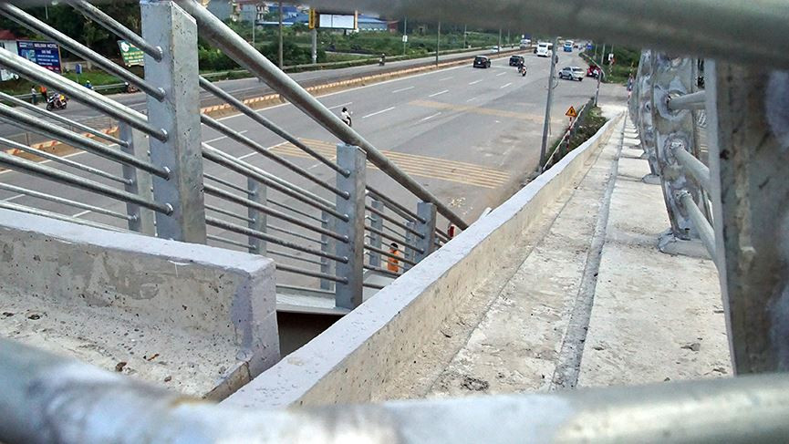 Rãnh thoát nước được thiết kế riêng biệt, tách ra khỏi thần mặt đường.