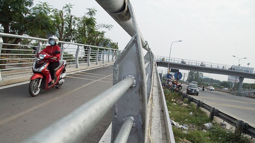 Thành cầu được lắp đặt tay vịn và lan can bằng thép không rỉ.