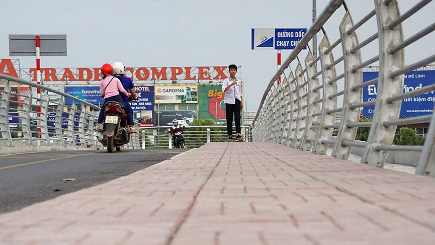 Mặt cắt ngang cầu là 6,5m, trong đó phần dành cho người đi bộ trên cầu được lát gạch chống trơn trượt với mặt cắt ngang hơn 1m.