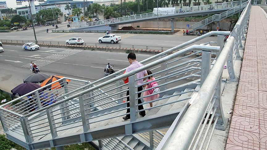 Cầu được thiết kế với 2 cầu thang lên xuống cho khách bộ hành ở 2 bên đầu đường.