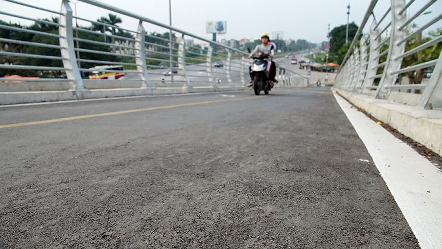 Phần còn lại như 2 lối lên xuống cho xe máy và mặt cầu được trải nhựa cho các phương tiện có thể chạy được 2 chiều.
