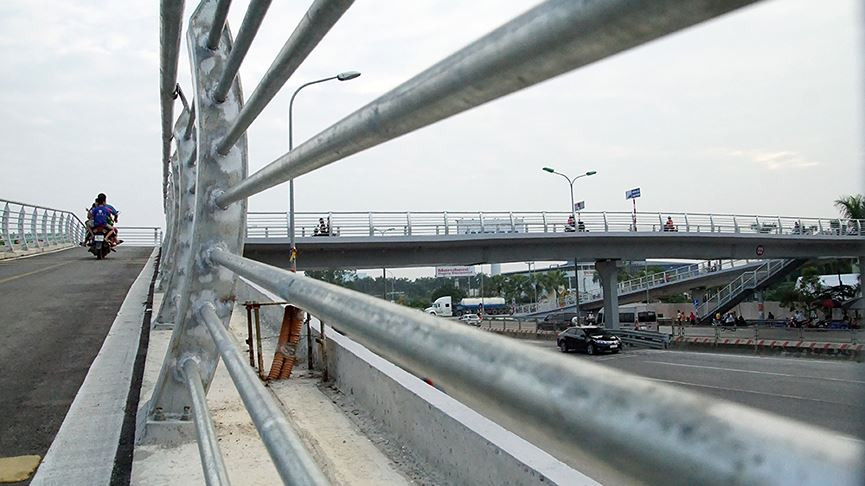 Đây là cây cầu vượt đầu tiên ở Hà Nội chỉ dành cho người đi bộ, xa máy và xe thô sơ sang đường, cấm hoàn toàn xe ô tô lưu thông.