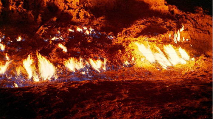 Vào lúc hoàng hôn và buổi tối, những ngọn lửa cháy mãi không tắt ở Yanar Dag tạo nên cảnh quan ngoạn mục, kỳ bí.